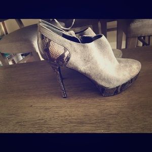Bandolino, high heels, gray